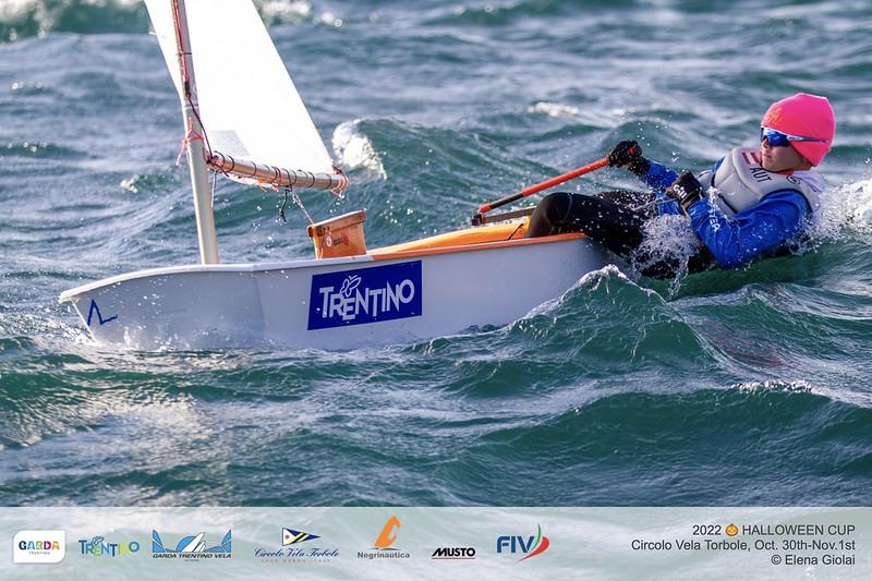 Kris Wagner (UYC-Mattsee) bei Opti-Regatta am Chiemsee und Gardasee